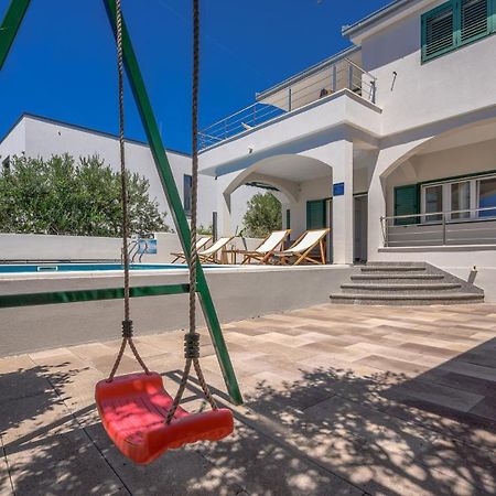 Sea Flower Beachfront Villa Севид Екстериор снимка