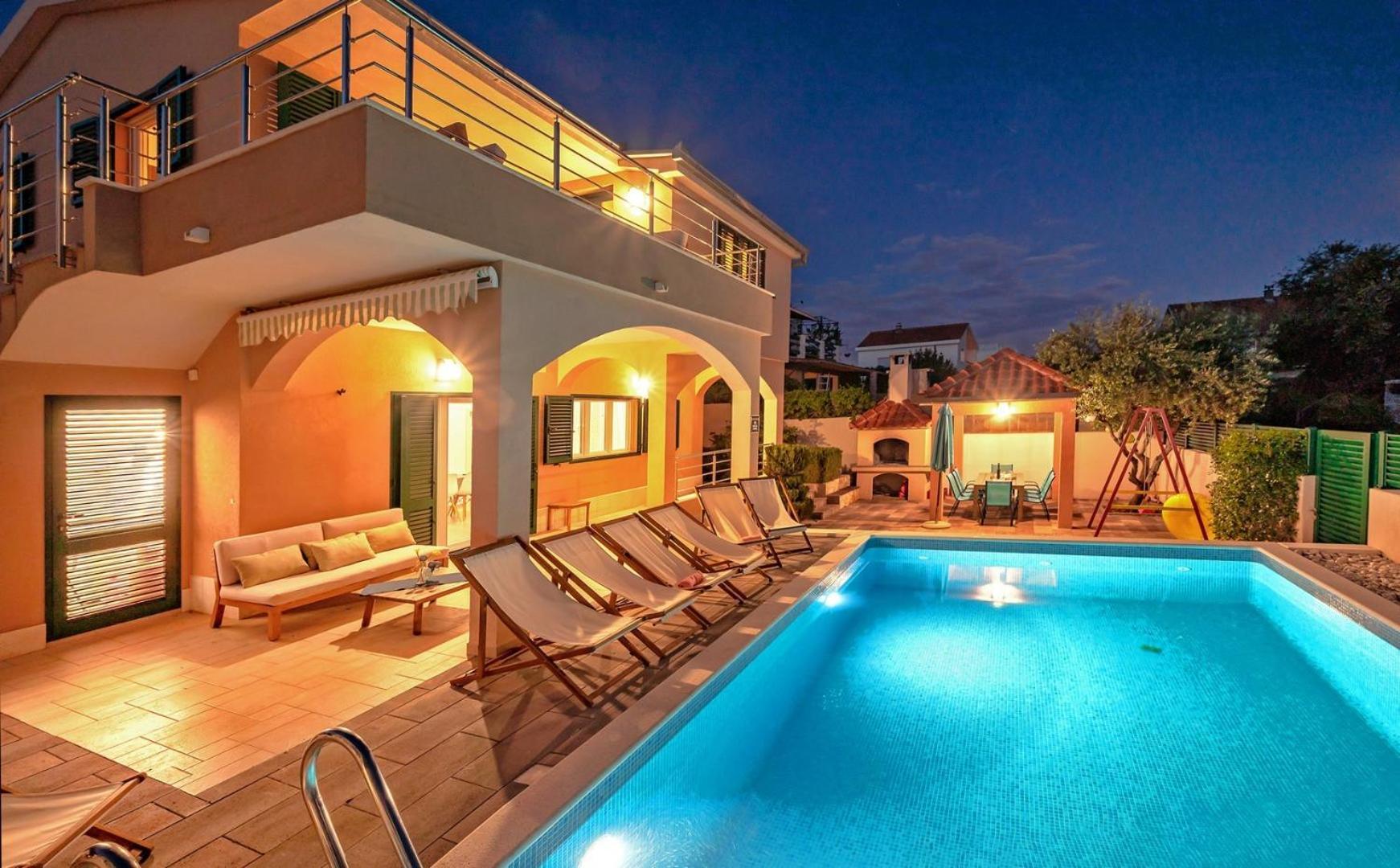 Sea Flower Beachfront Villa Севид Екстериор снимка