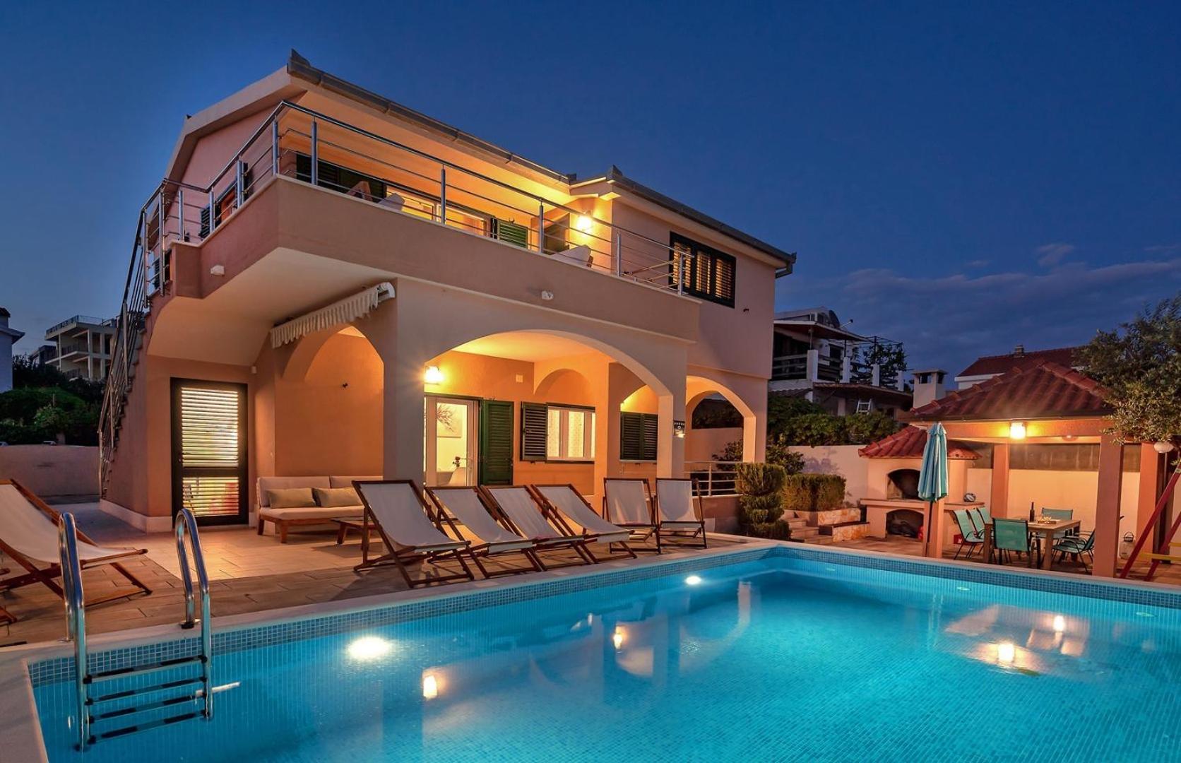 Sea Flower Beachfront Villa Севид Екстериор снимка